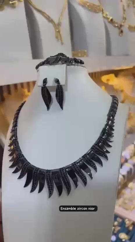 Ensemble Zircon noir collier plus boucle d'oreille plus bague et bracelet
