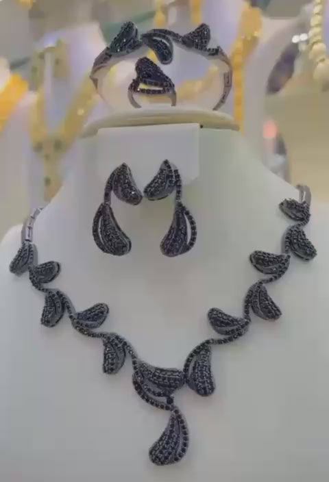 Ensemble Zircon noir collier plus boucle d'oreille plus bague et bracelet